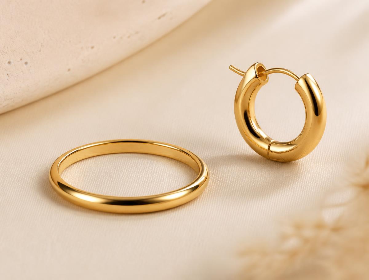 Gros plan éditorial d’une bague et de boucles d’oreilles dorées